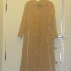 Utex Limited Edition Ladies Trench Coat, Size 6, Vintage, Soft Tan    M111